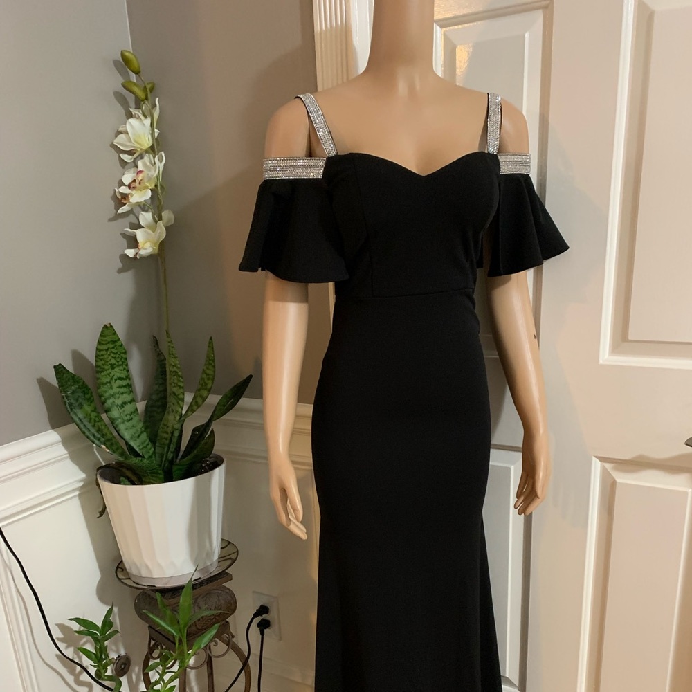 Women’s off the shoulder black dress size (S)